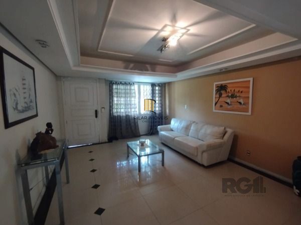 Casa em Porto Alegre, no bairro Ipanema, com 6 dormitório(s), e 6 banheiros, à venda.