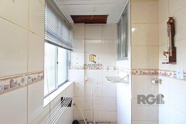 Apartamento em Porto Alegre, no bairro Cristal, com 2 dormitório(s), e 2 banheiros, à venda.