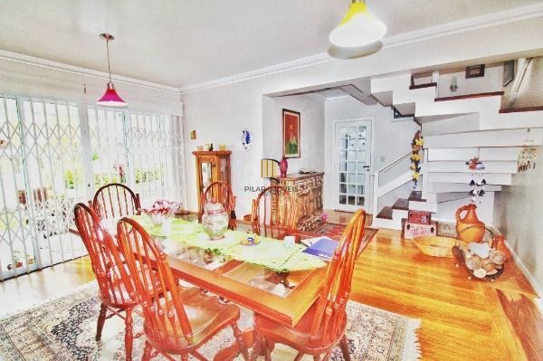 Casa em Porto Alegre, no bairro Jardim Isabel, com 4 dormitório(s), e 4 banheiros, à venda.