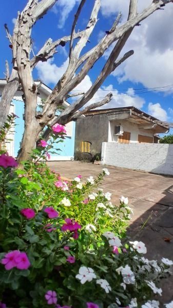 Casa em Porto Alegre, no bairro Restinga, com 2 dormitório(s), e 2 banheiros, à venda.
