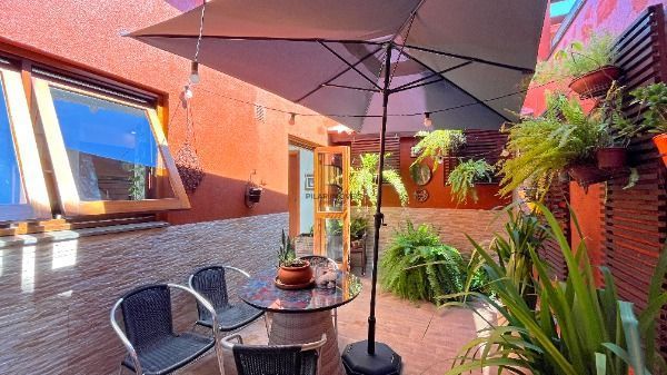 Casa Condominio em Porto Alegre, no bairro Cristal, com 4 dormitório(s), e 4 banheiros, à venda.