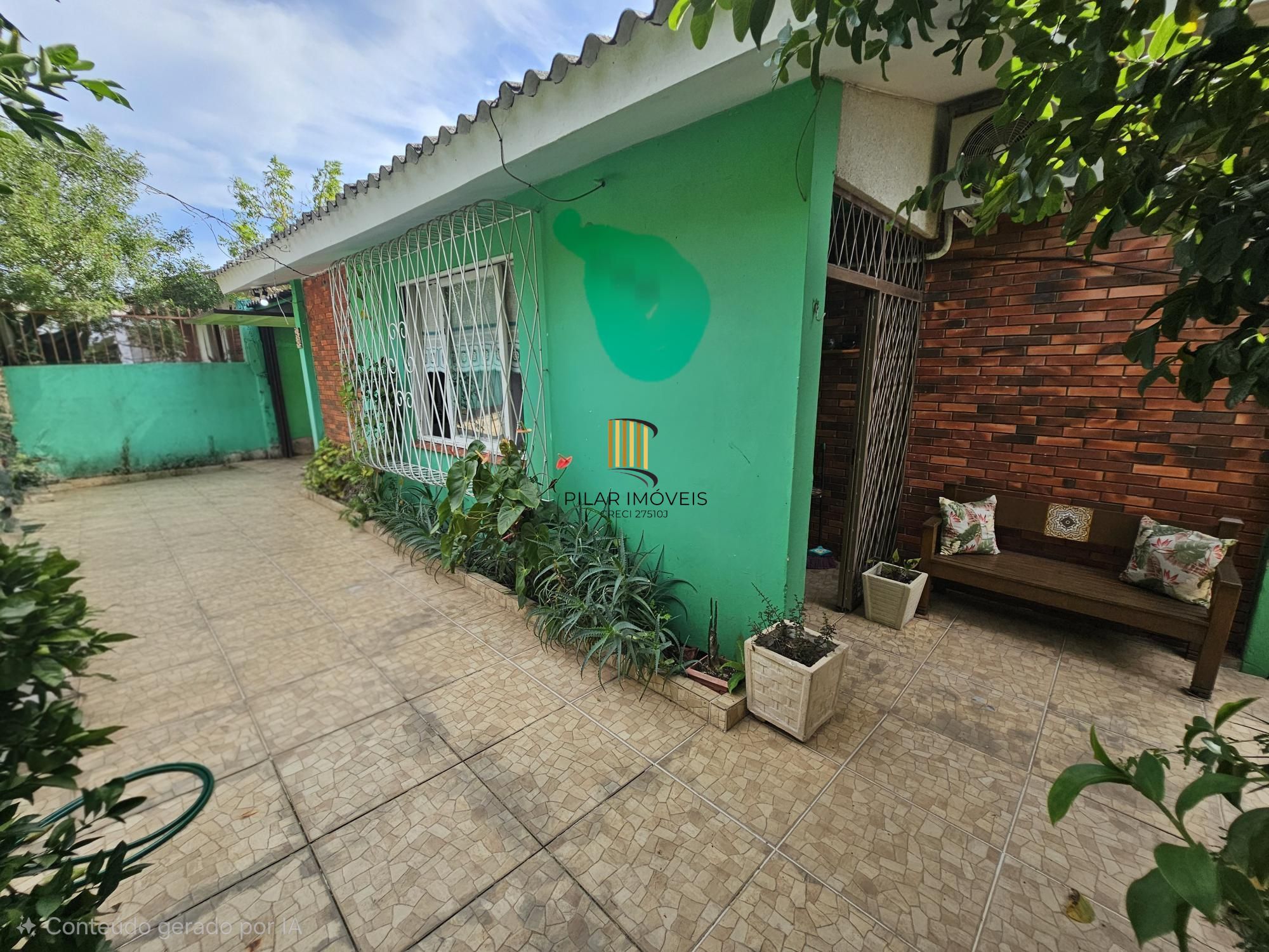 Casa 3 dormitórios e edícula com churrasqueira no bairro Medianeira !