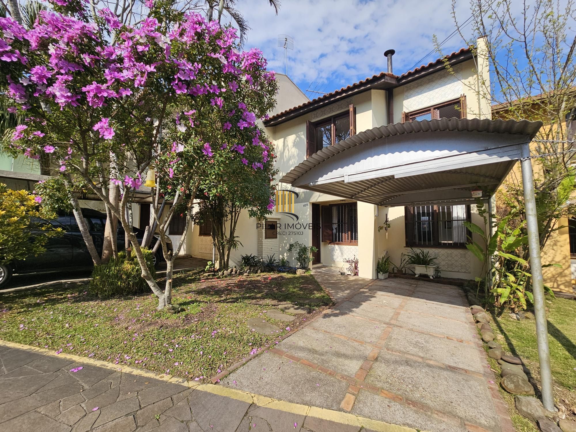 Casa 3 dormitórios no bairro Hípica