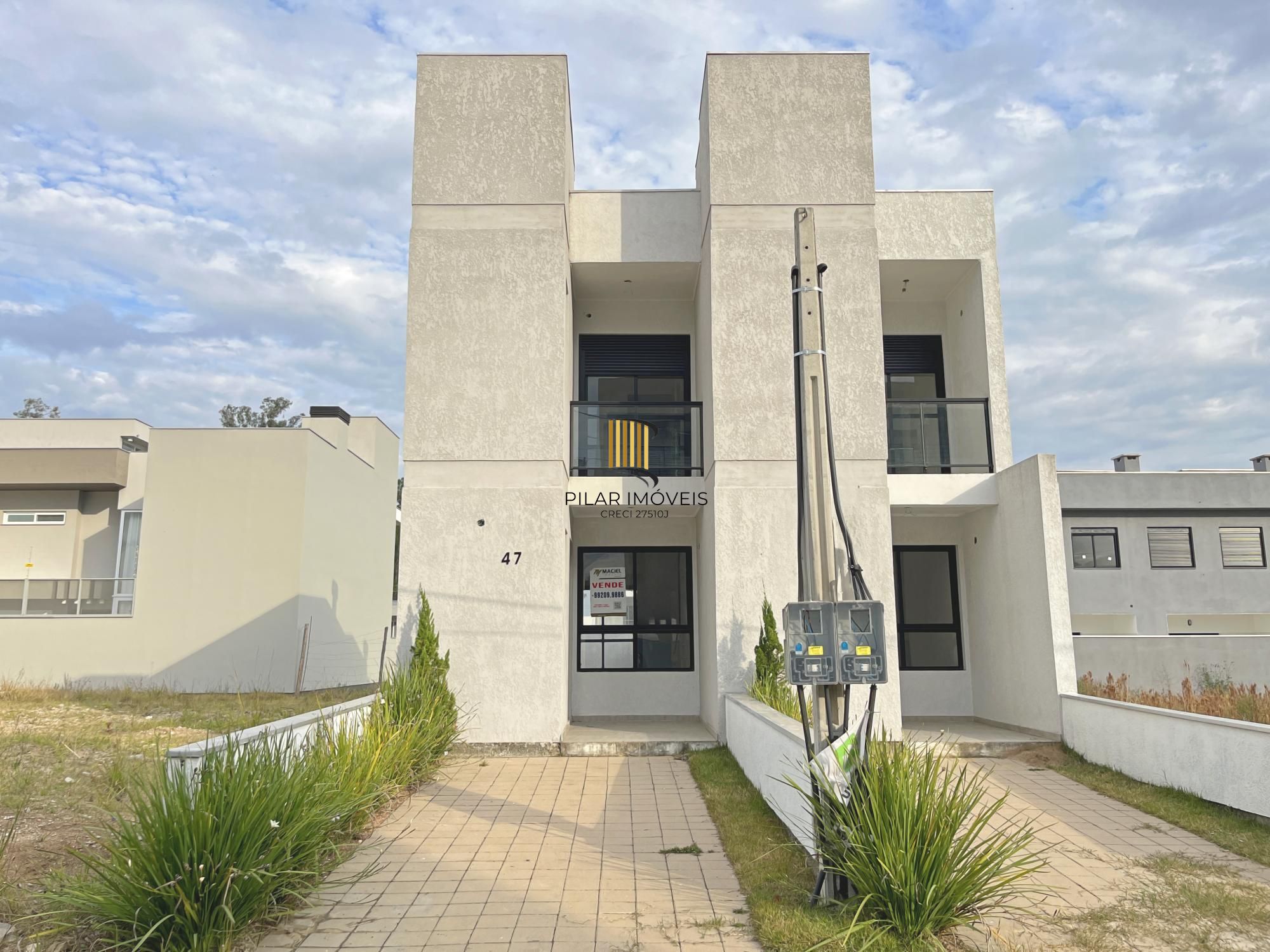Casa em Porto Alegre, no bairro Hípica, com 2 dormitório(s), e 2 banheiros, à venda.