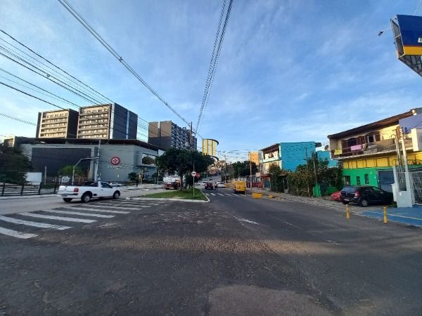 Predio em Porto Alegre, no bairro Glória, e 0 banheiros, à venda.