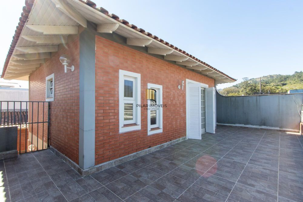 Casa 4 dormitórios no bairro Hípica