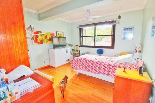 Casa em Porto Alegre, no bairro Jardim Isabel, com 4 dormitório(s), e 4 banheiros, à venda.