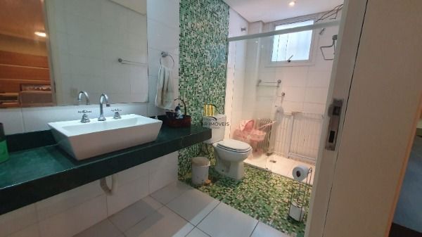Casa em Porto Alegre, no bairro Espírito Santo, com 3 dormitório(s), e 3 banheiros, à venda.