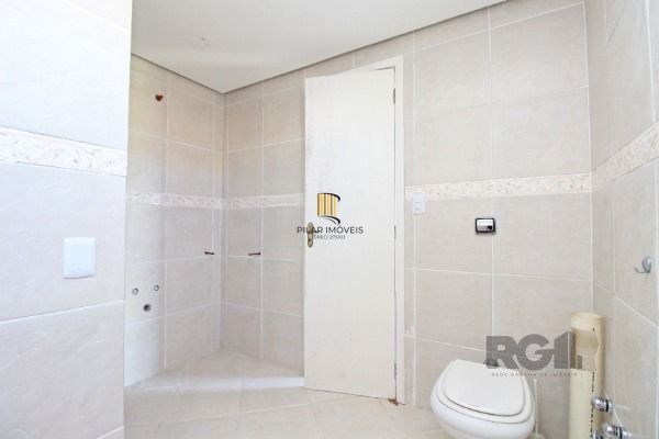 Casa Condominio em Porto Alegre, no bairro Guarujá, com 3 dormitório(s), e 3 banheiros, à venda.