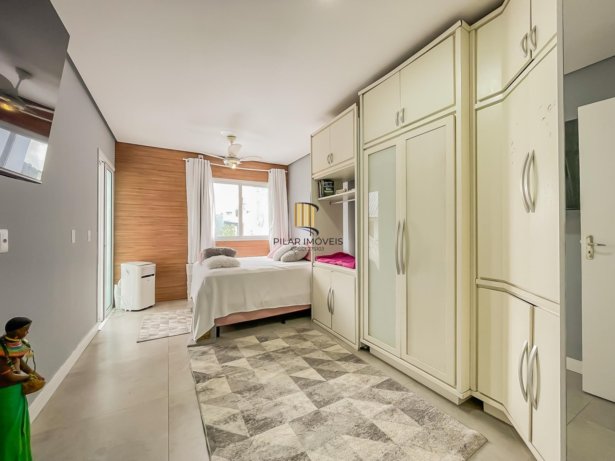 Casa 3 dormitórios no bairro Hípica