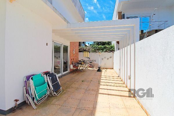 Casa em Porto Alegre, no bairro Hípica, com 3 dormitório(s), e 3 banheiros, à venda.