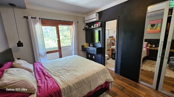 Casa em Porto Alegre, no bairro Hípica, com 3 dormitório(s), e 3 banheiros, à venda.