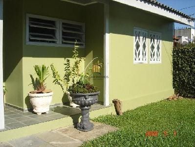 Casa em Porto Alegre, no bairro Ipanema, com 3 dormitório(s), e 3 banheiros, à venda.