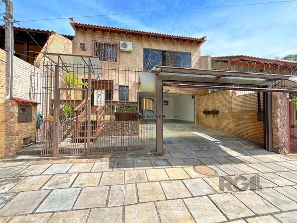 Casa em Porto Alegre, no bairro Ipanema, com 4 dormitório(s), e 4 banheiros, à venda.