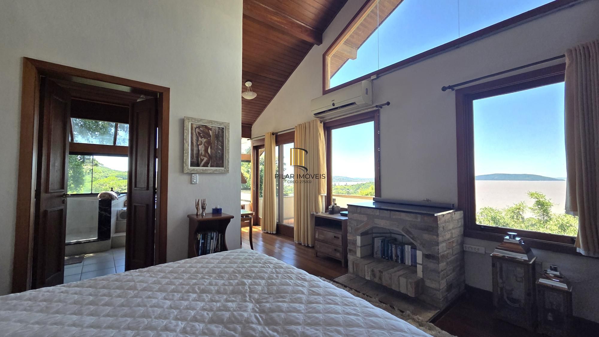 Belíssima residência com 4 dormitórios, 2 suítes com closet e vista deslumbrante para o Guaíba.