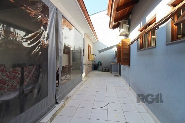 Sobrado em Porto Alegre, no bairro Vila Nova, com 3 dormitório(s), e 3 banheiros, à venda.