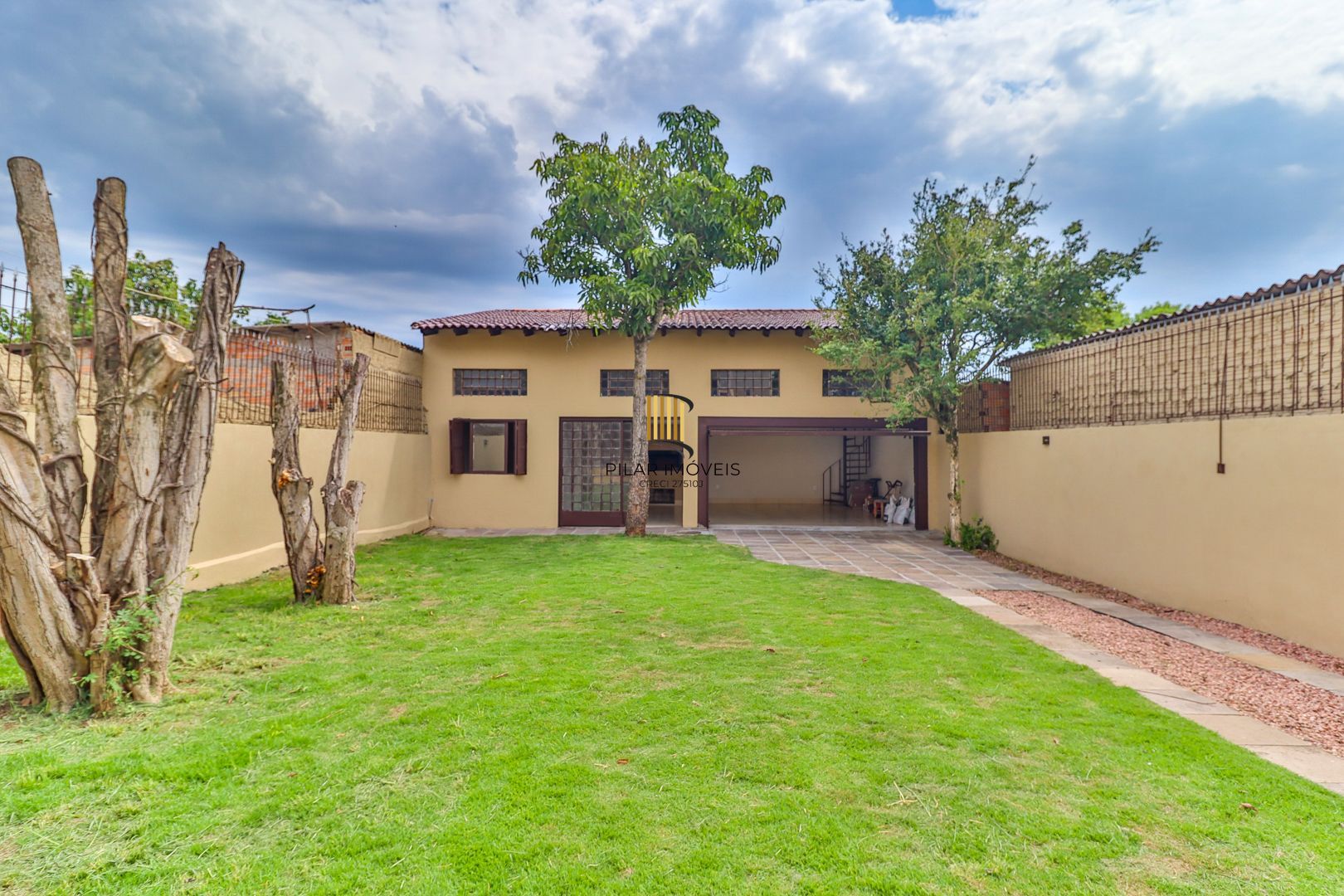 Excelente residência com 4 dormitórios