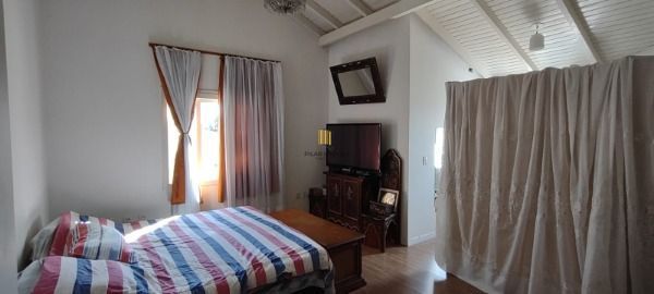 Casa em Porto Alegre, no bairro Guarujá, com 3 dormitório(s), e 3 banheiros, à venda.