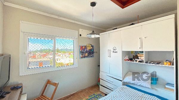 Casa em Porto Alegre, no bairro Guarujá, com 3 dormitório(s), e 3 banheiros, à venda.