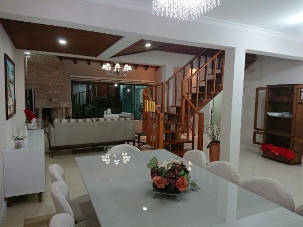 Casa em Porto Alegre, no bairro Espirito Santo, com 4 dormitório(s), e 4 banheiros, à venda.