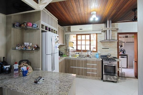Casa em Porto Alegre, no bairro Serraria, com 3 dormitório(s), e 3 banheiros, à venda.