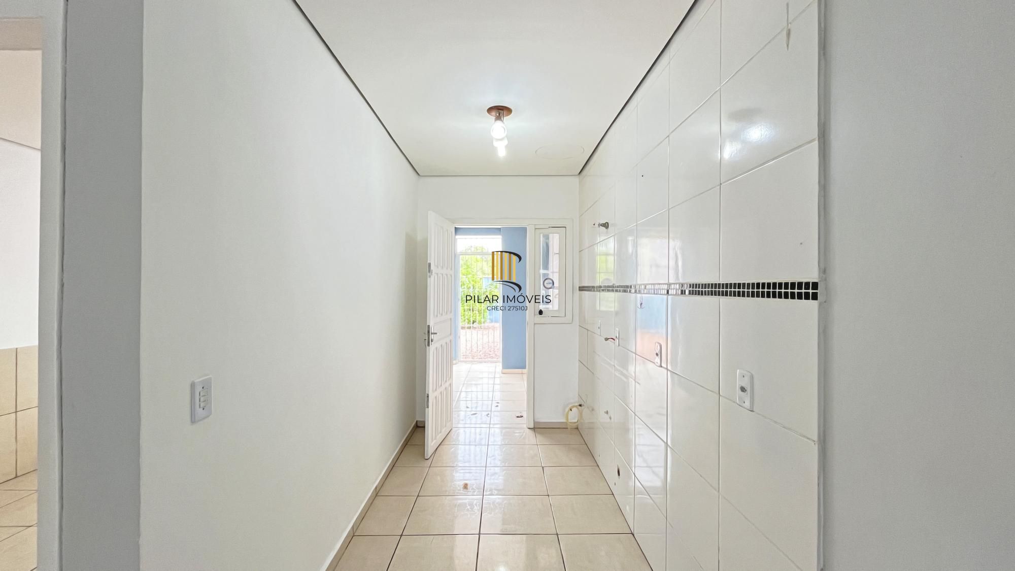 Casa em Porto Alegre, no bairro Hípica, com 2 dormitório(s), e 2 banheiros, à venda.