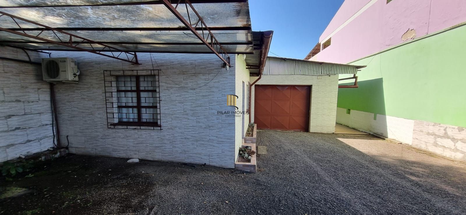 Casa com pavilhão