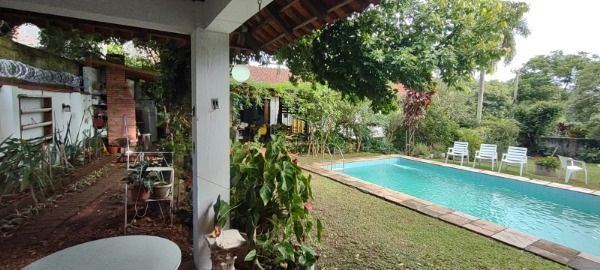 Casa em Porto Alegre, no bairro Jardim Isabel, com 5 dormitório(s), e 5 banheiros, à venda.