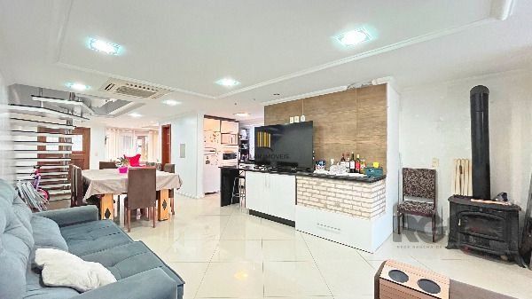 Casa em Porto Alegre, no bairro Hípica, com 3 dormitório(s), e 3 banheiros, à venda.