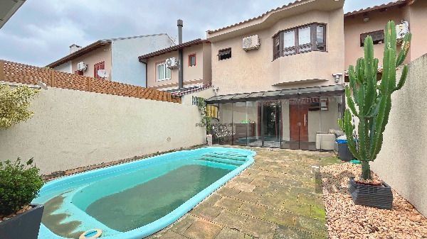 Casa em Porto Alegre, no bairro Hípica, com 3 dormitório(s), e 3 banheiros, à venda.