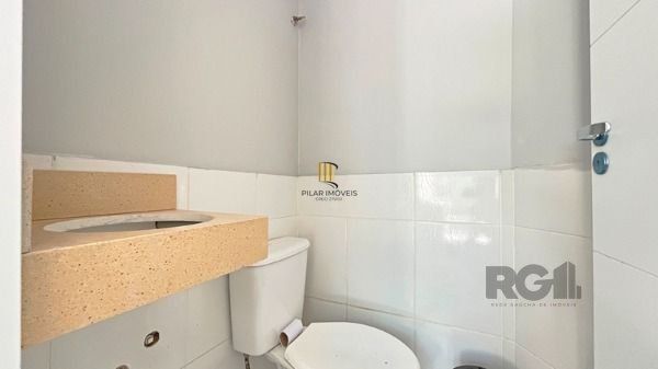 Casa em Porto Alegre, no bairro Guarujá, com 3 dormitório(s), e 3 banheiros, à venda.