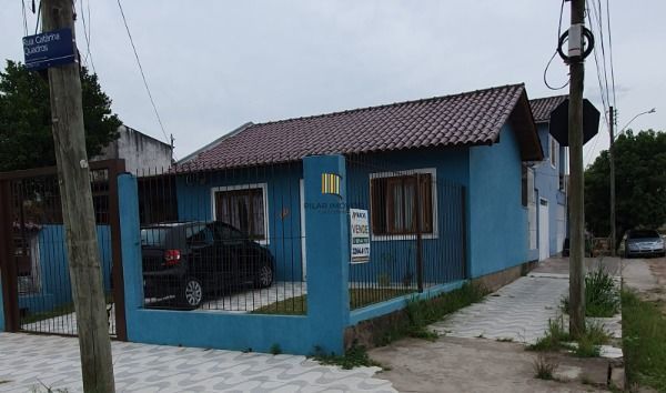Casa em Porto Alegre, no bairro Hípica, com 2 dormitório(s), e 2 banheiros, à venda.
