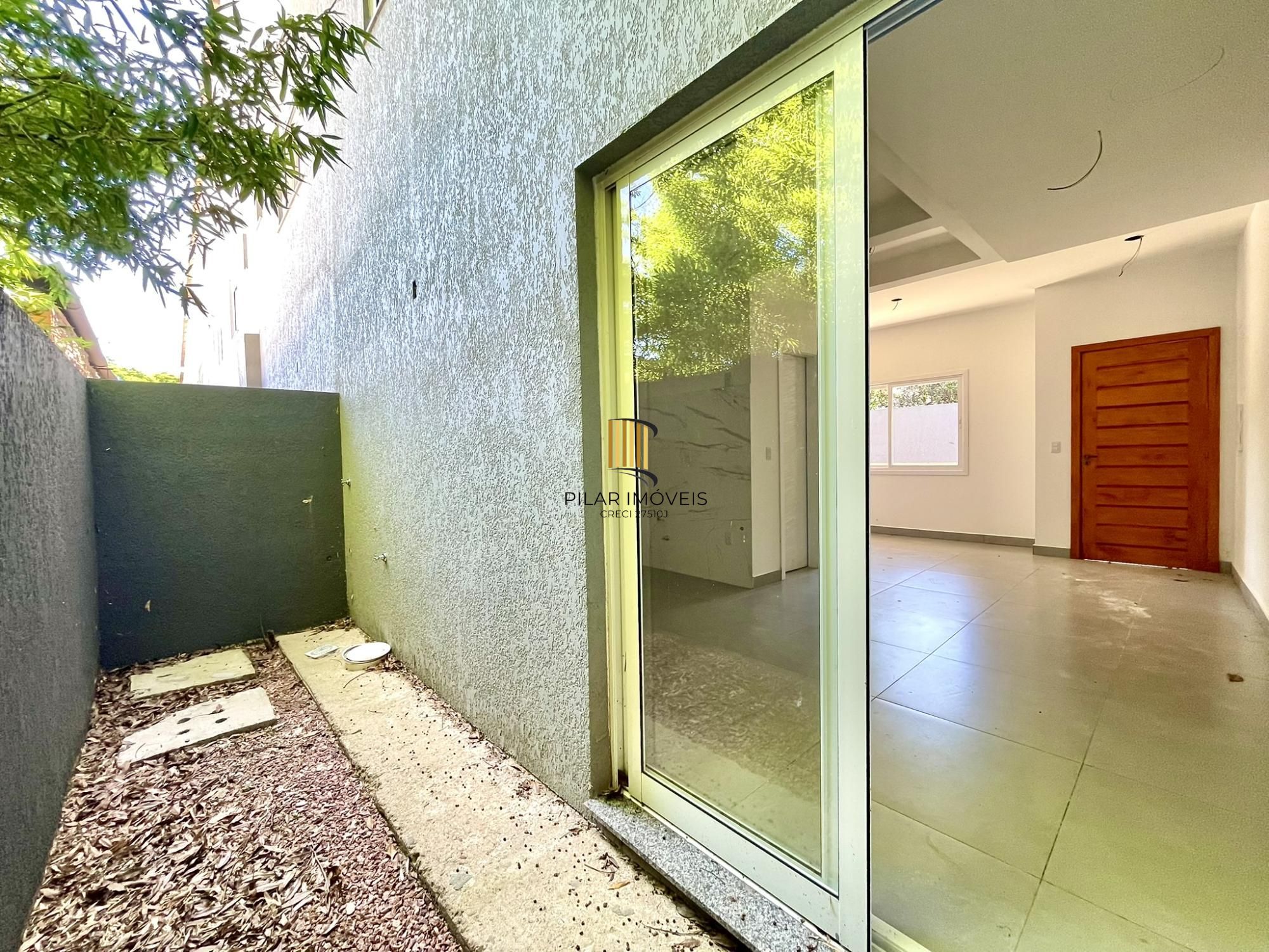 Casa Condominio em Porto Alegre, no bairro Nonoai, com 2 dormitório(s), e 2 banheiros, à venda.