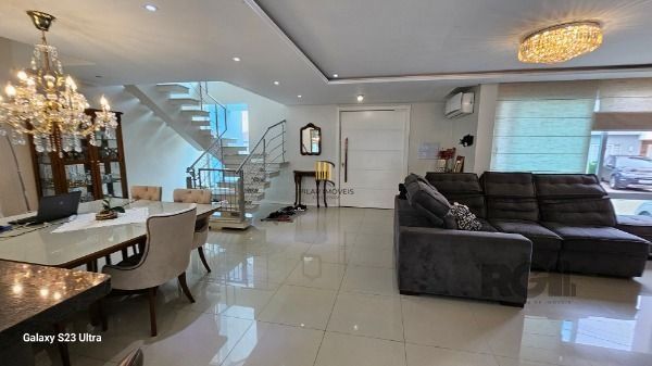 Casa em Porto Alegre, no bairro Hípica, com 3 dormitório(s), e 3 banheiros, à venda.