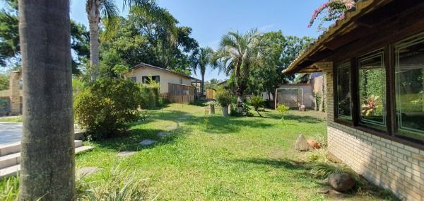 Sítio em Porto Alegre, no bairro Restinga, com 2 dormitório(s), e 2 banheiros, à venda.