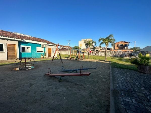 Casa Condominio em Porto Alegre, no bairro Ponta Grossa, com 2 dormitório(s), e 2 banheiros, à venda.