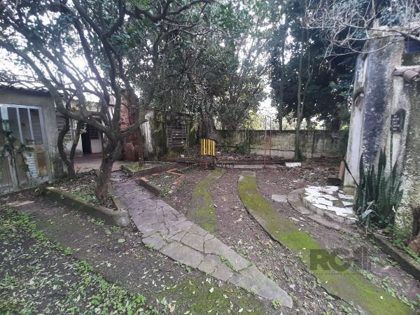 Casa em Porto Alegre, no bairro Cristal, com 4 dormitório(s), e 4 banheiros, à venda.