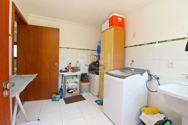 Casa Condominio em Porto Alegre, no bairro Glória, com 3 dormitório(s), e 3 banheiros, à venda.