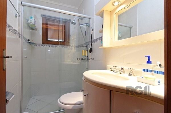 Casa em Porto Alegre, no bairro Guarujá, com 3 dormitório(s), e 3 banheiros, à venda.