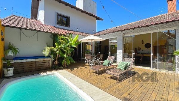 Casa 4 dormitórios no bairro Camaquã