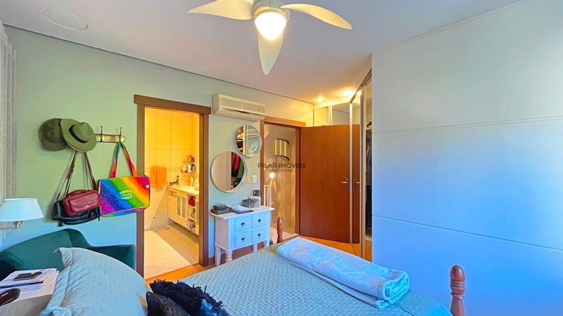 Requinte e conforto em casa de condomínio fechado no Bairro Pedra Redonda, Zona Sul de Porto Alegre.
