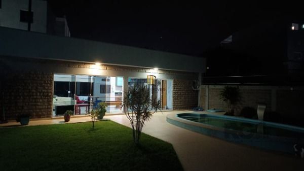 Casa em Porto Alegre, no bairro Hípica, com 3 dormitório(s), e 3 banheiros, à venda.