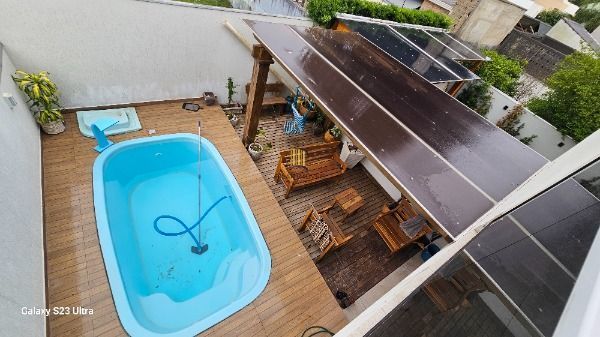 Casa em Porto Alegre, no bairro Hípica, com 3 dormitório(s), e 3 banheiros, à venda.