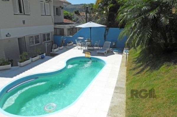Casa em Porto Alegre, no bairro Espirito Santo, com 3 dormitório(s), e 3 banheiros, à venda.