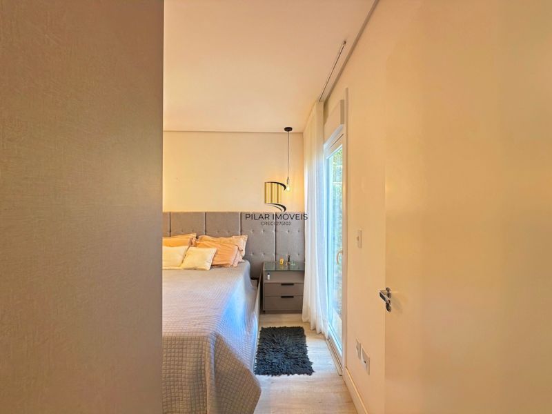 Casa térrea em condomínio fechado com 3 suítes.