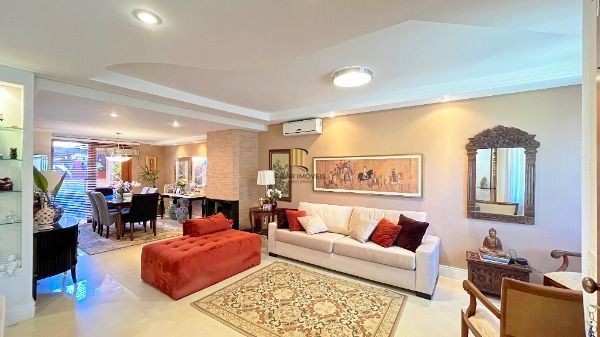 Casa Condominio em Porto Alegre, no bairro Cristal, com 4 dormitório(s), e 4 banheiros, à venda.