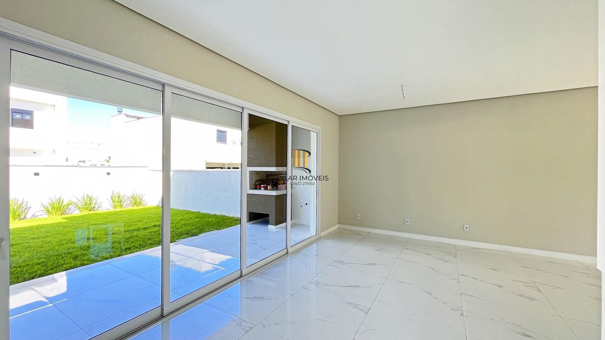 Casa em Porto Alegre, no bairro Hípica, com 3 dormitório(s), e 3 banheiros, à venda.