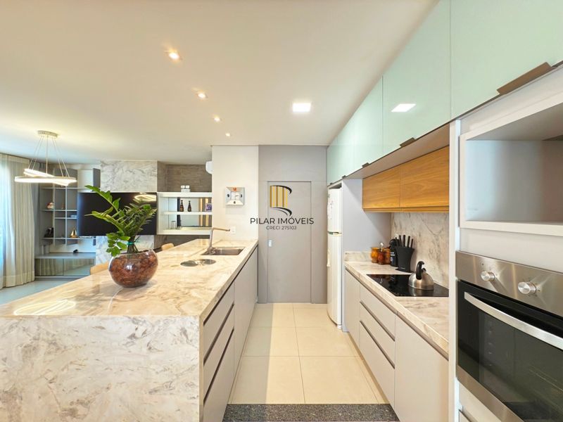 Casa térrea em condomínio fechado com 3 suítes.