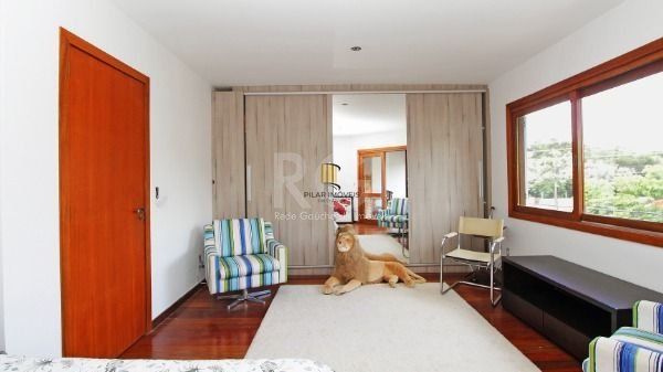 Casa em Porto Alegre, no bairro Hípica, com 3 dormitório(s), e 3 banheiros, à venda.