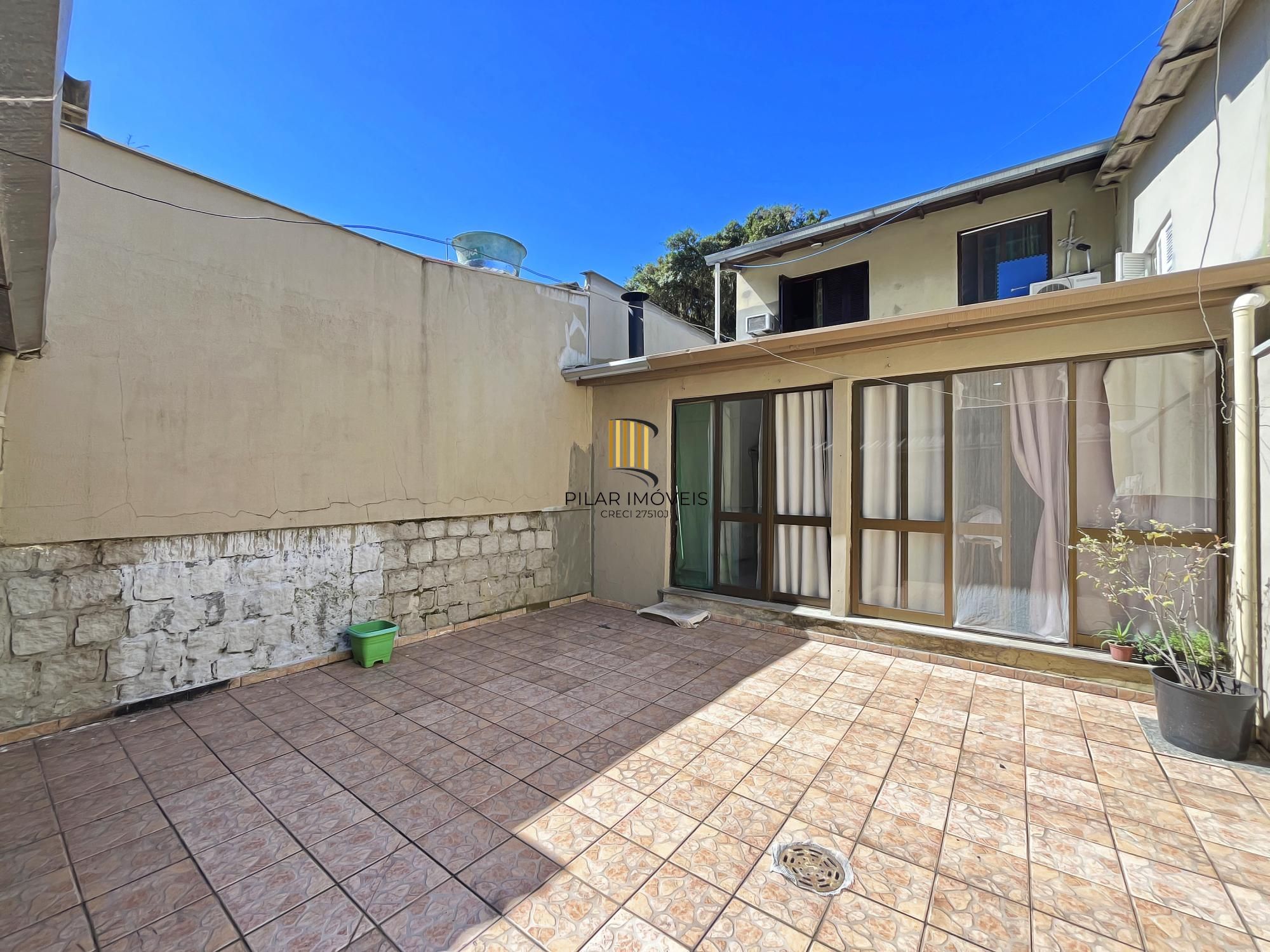 Ótima casa 2 dormitórios, 2 vagas, em rua calma no bairro.